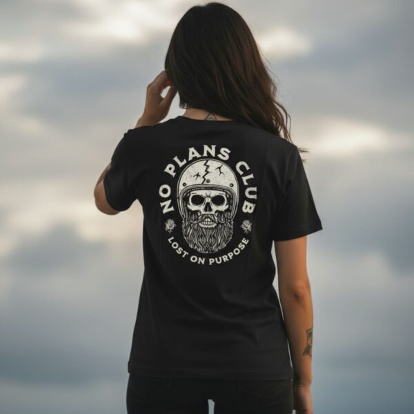 Front: T-shirt donna Lost on Purpose – logo frontale Totemay, maglia nera taglio donna Back: T-shirt donna Lost on Purpose – teschio biker con casco e scritta No Plans Club, retro nero