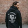 Modello con hoodie Totemay Not Your Guide, retro con tigre old-school e testo No Heroes