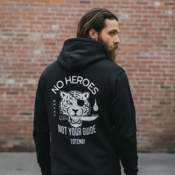Modello con hoodie Totemay Not Your Guide, retro con tigre old-school e testo No Heroes