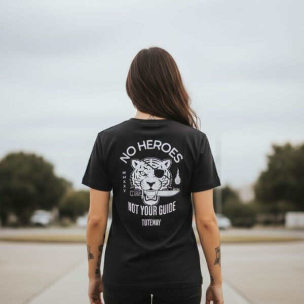 T-shirt donna Totemay Not Your Guide, vista posteriore con grafica tigre old-school e scritta No Heroes